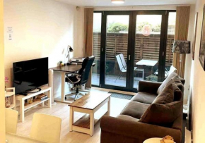 Two-Bedroom Luxury Apartment with Workspace, Free Parking & coffee
